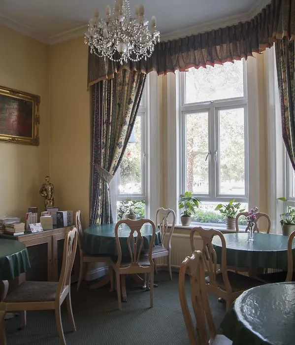 Her Majesty Hotel-1