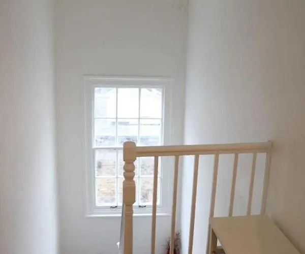 ホテル Tanta Flat Near Victoria Station ロンドン
